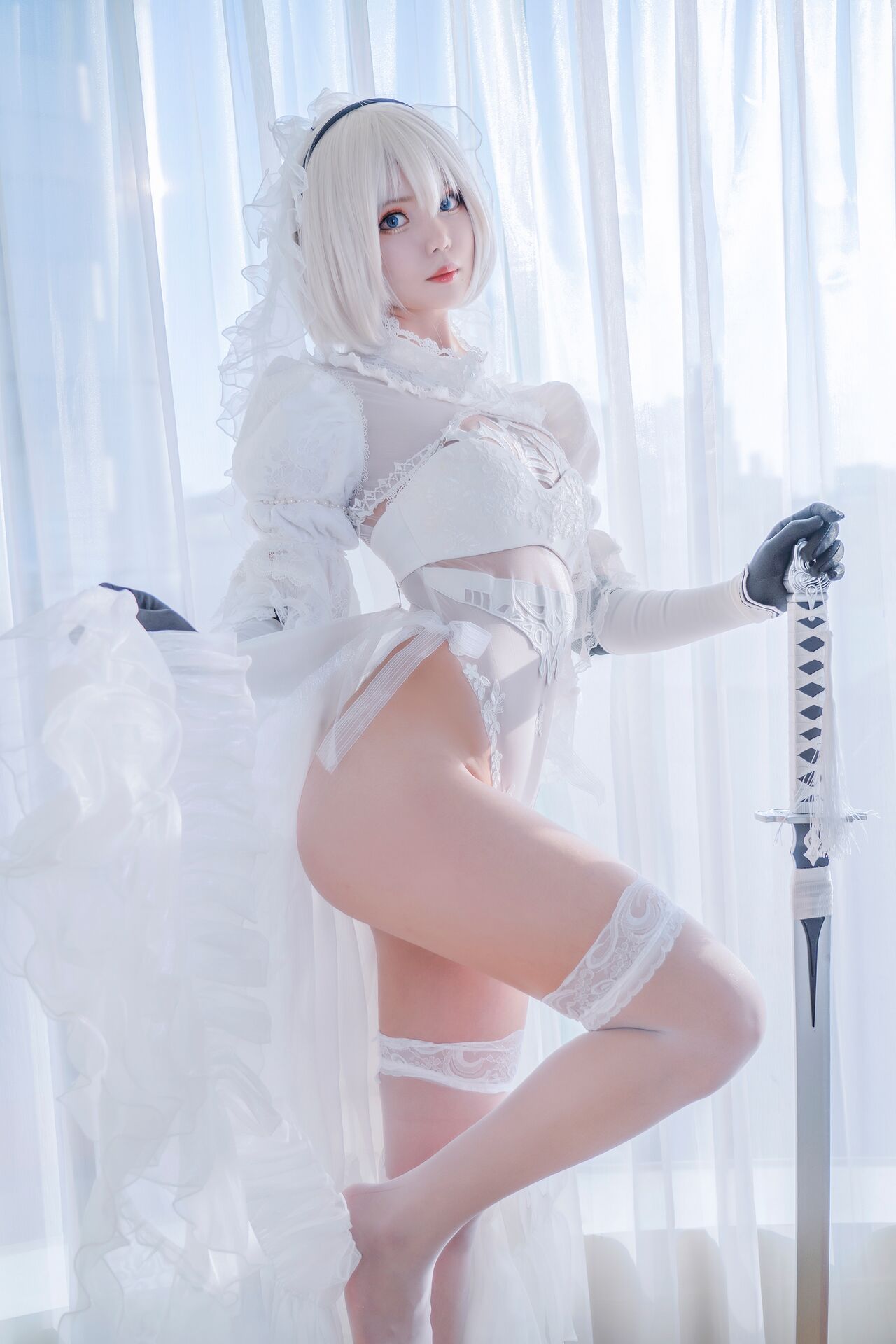 Косплей 2B в чёрном и белом свадебном платье из NieR: Automata от Yuki Neko