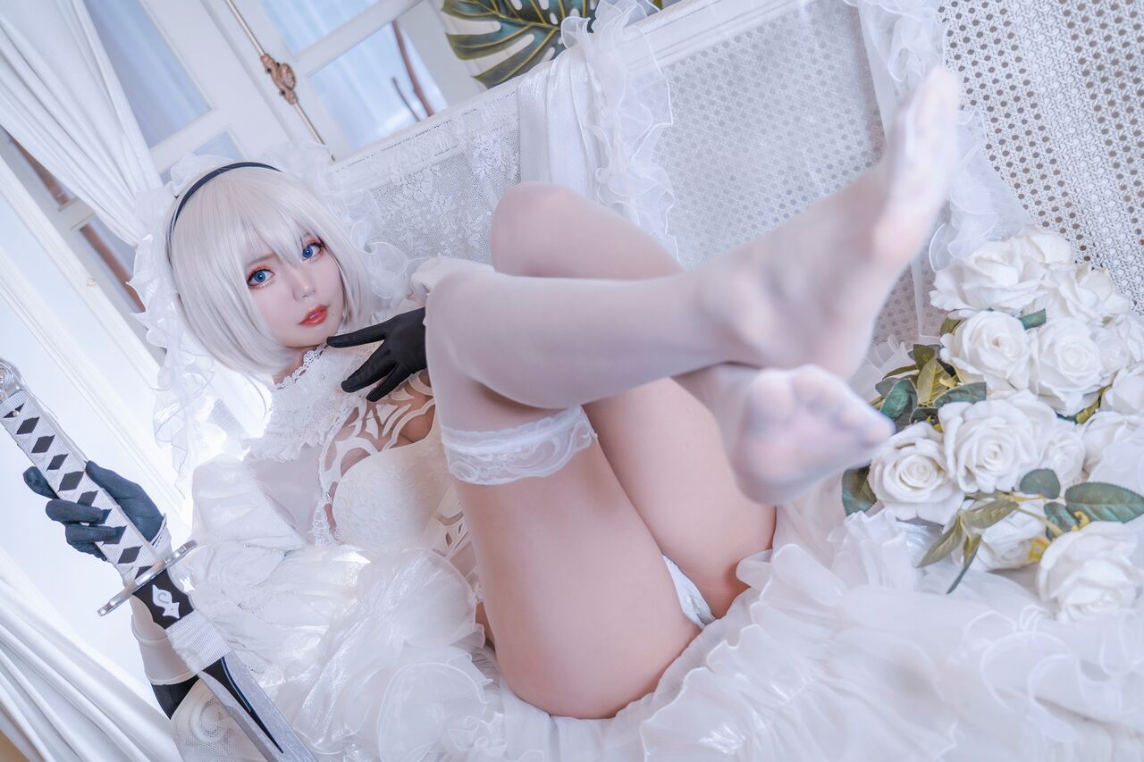 Косплей 2B в чёрном и белом свадебном платье из NieR: Automata от Yuki Neko