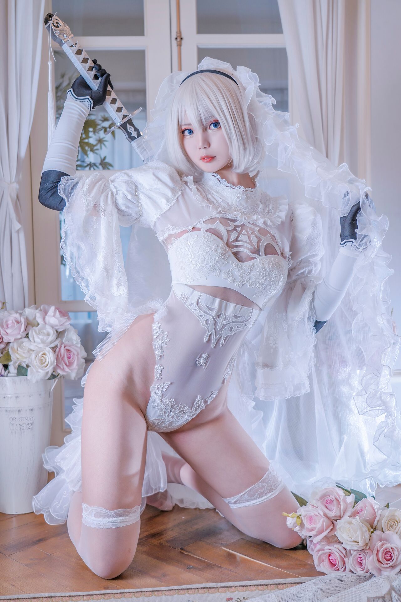 Косплей 2B в чёрном и белом свадебном платье из NieR: Automata от Yuki Neko