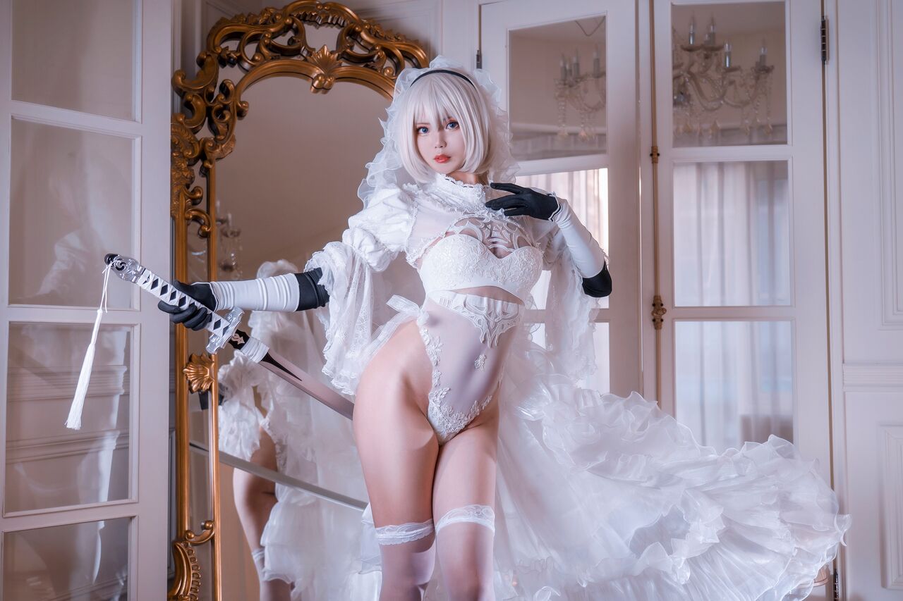 Косплей 2B в чёрном и белом свадебном платье из NieR: Automata от Yuki Neko