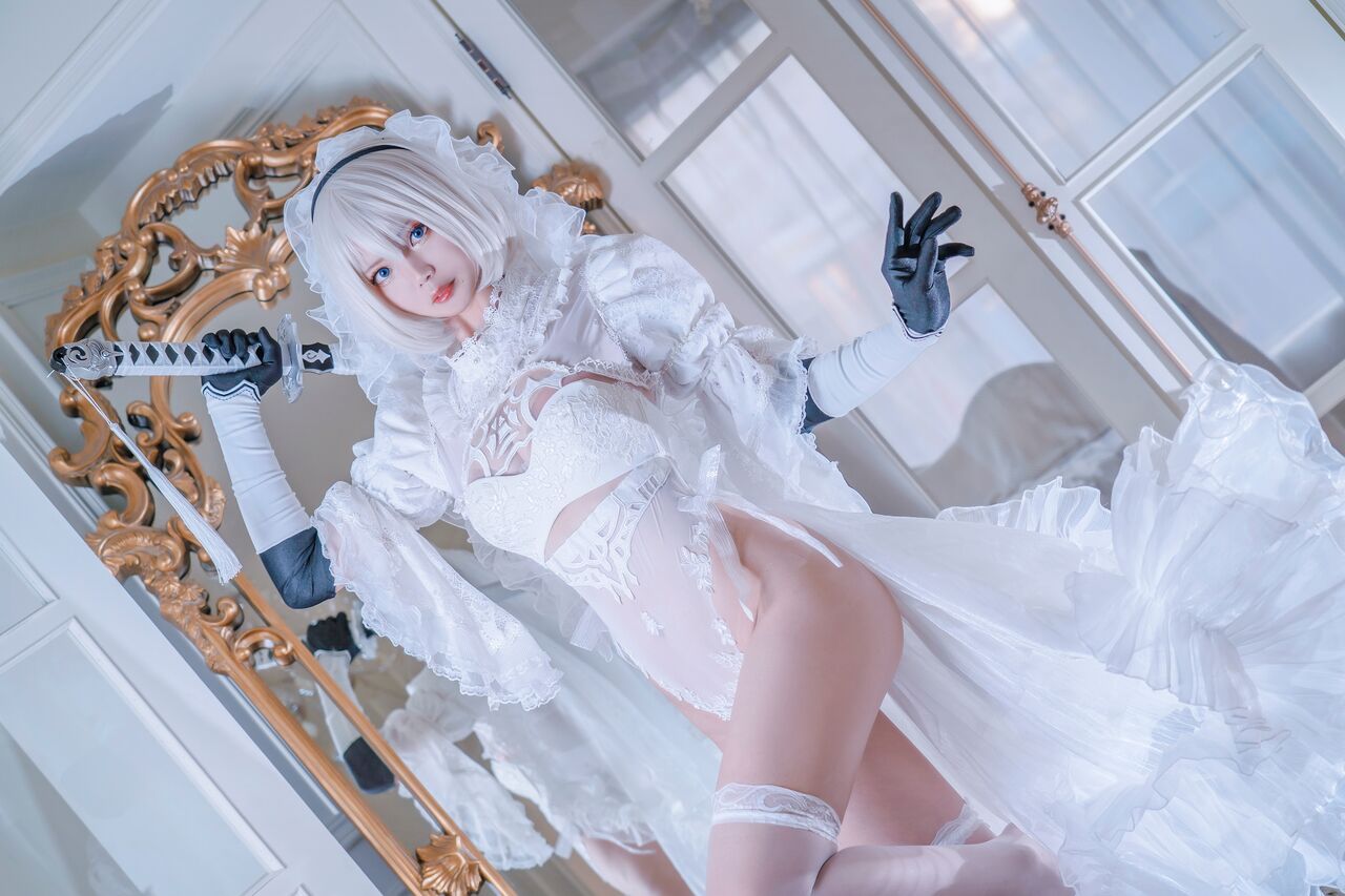 Косплей 2B в чёрном и белом свадебном платье из NieR: Automata от Yuki Neko