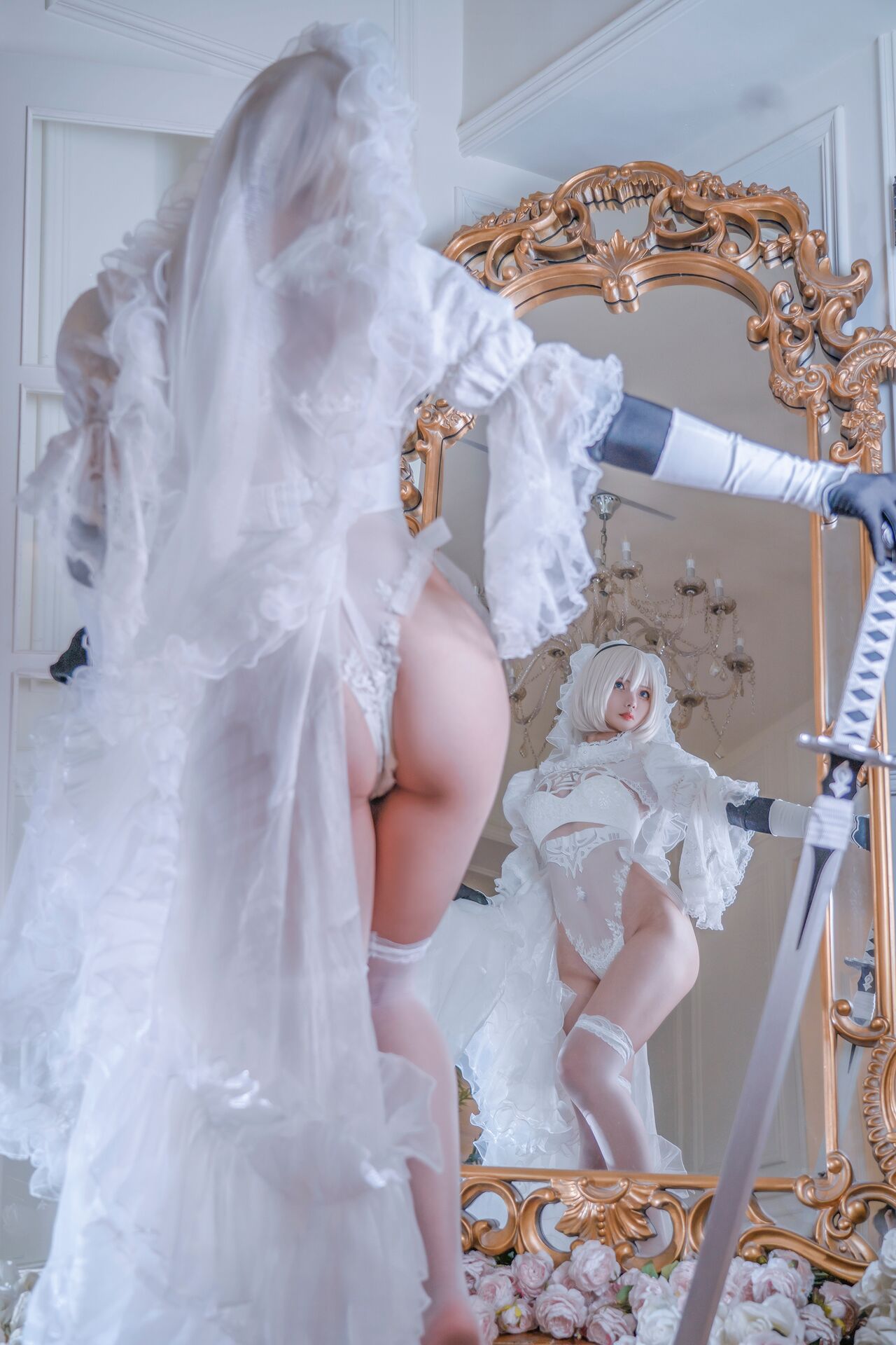 Косплей 2B в чёрном и белом свадебном платье из NieR: Automata от Yuki Neko