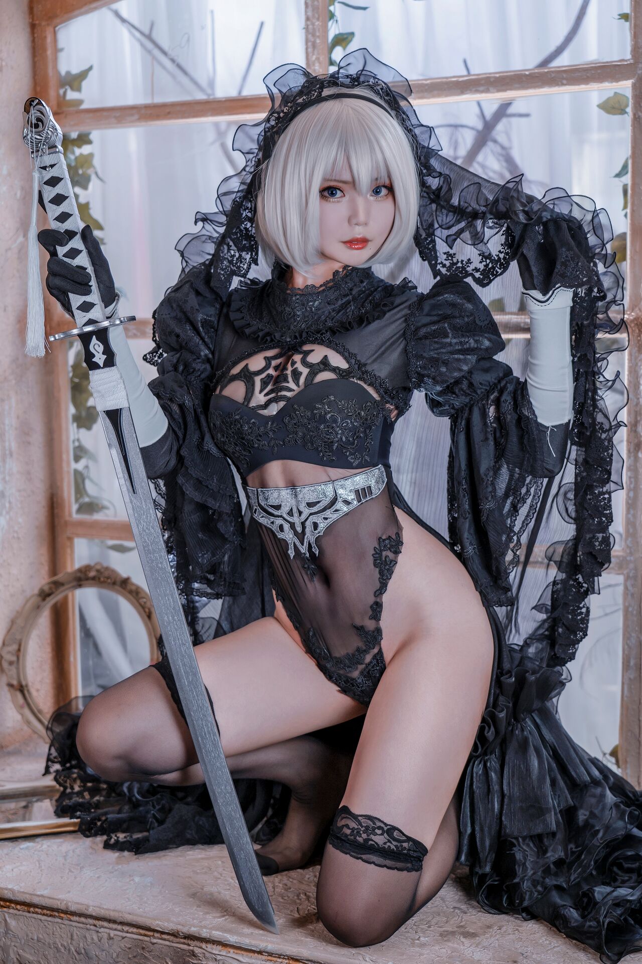 Косплей 2B в чёрном и белом свадебном платье из NieR: Automata от Yuki Neko