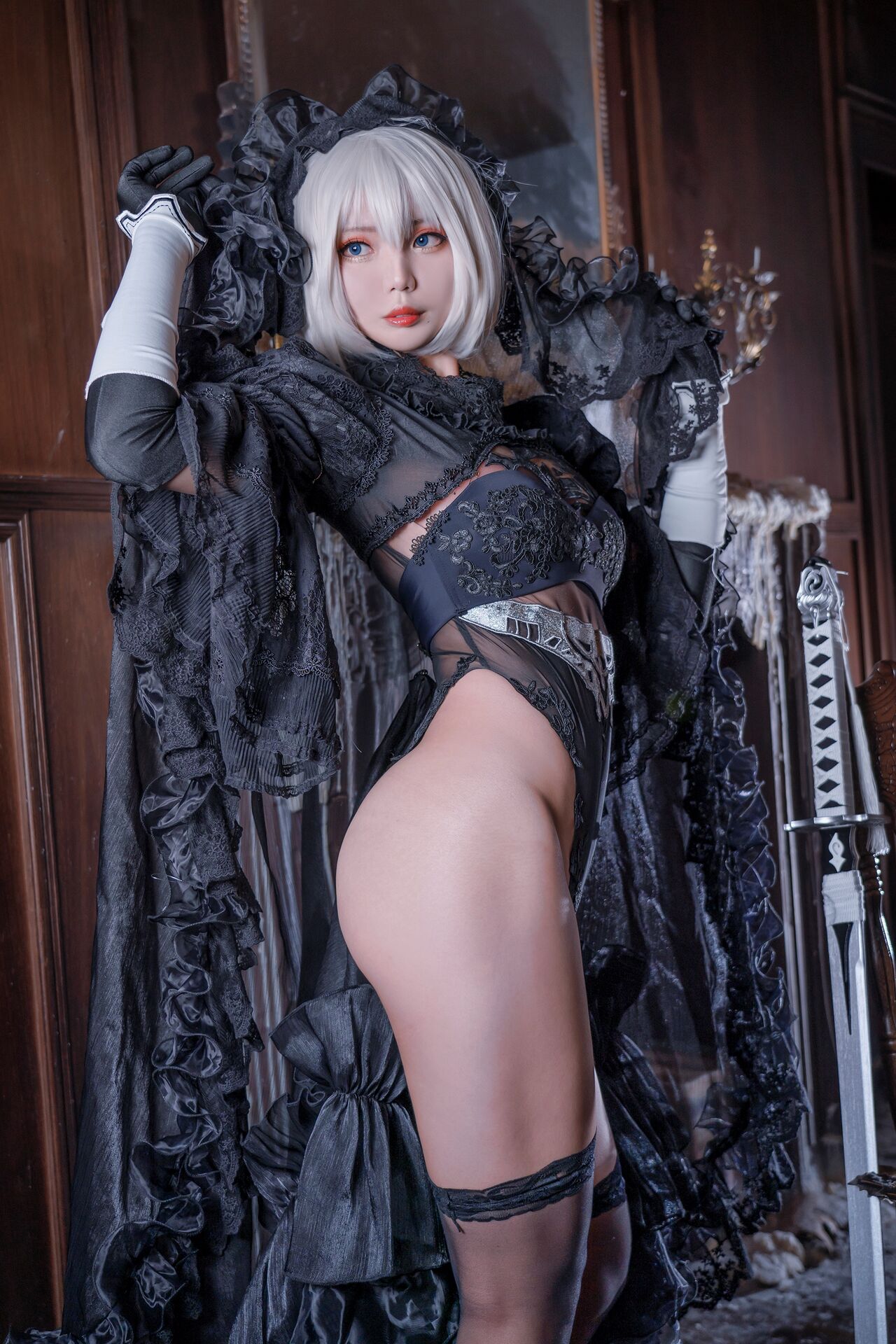 Косплей 2B в чёрном и белом свадебном платье из NieR: Automata от Yuki Neko