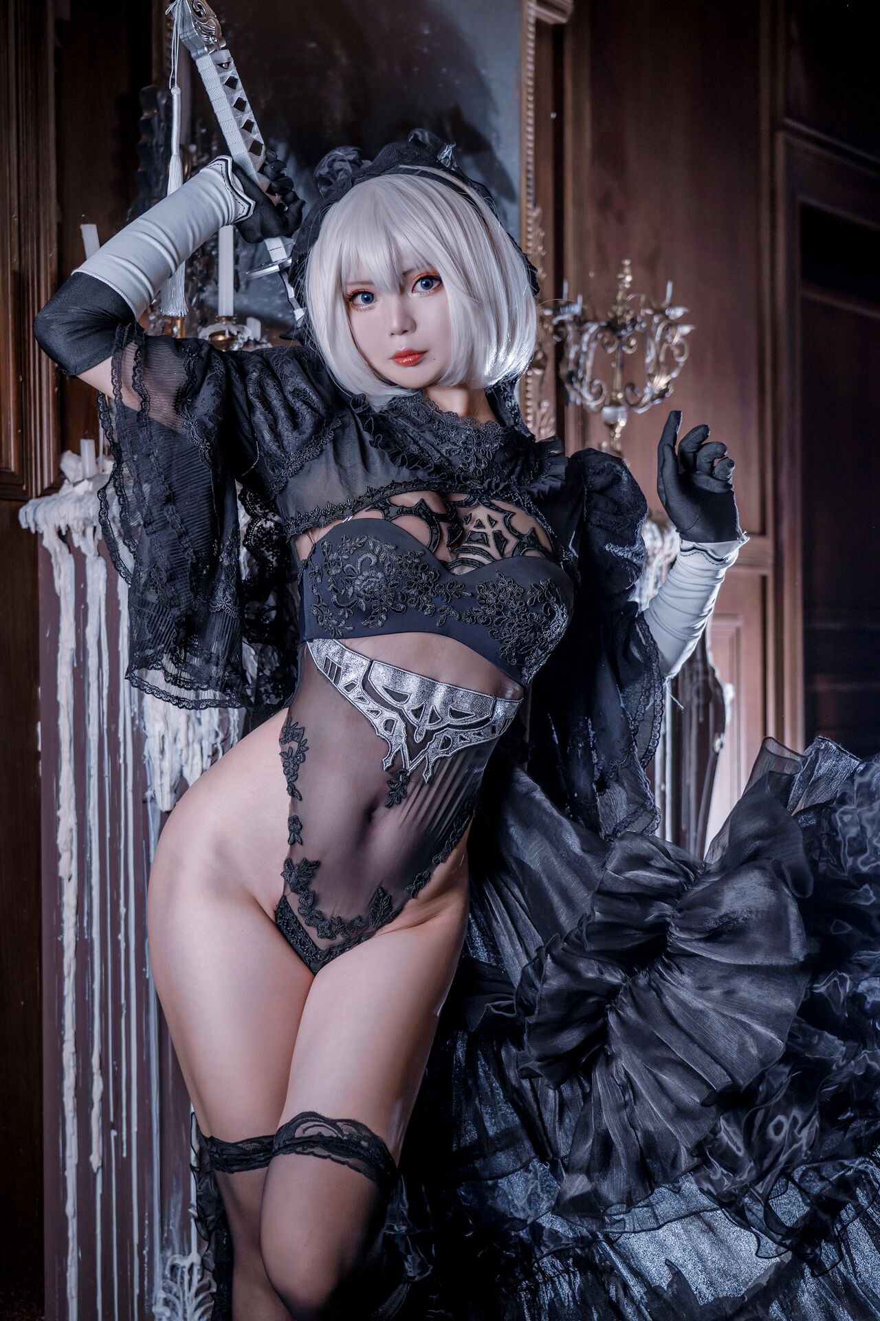 Косплей 2B в чёрном и белом свадебном платье из NieR: Automata от Yuki Neko