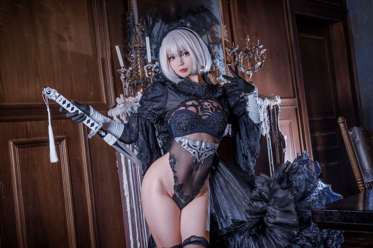 Косплей 2B в чёрном и белом свадебном платье из NieR: Automata от Yuki Neko