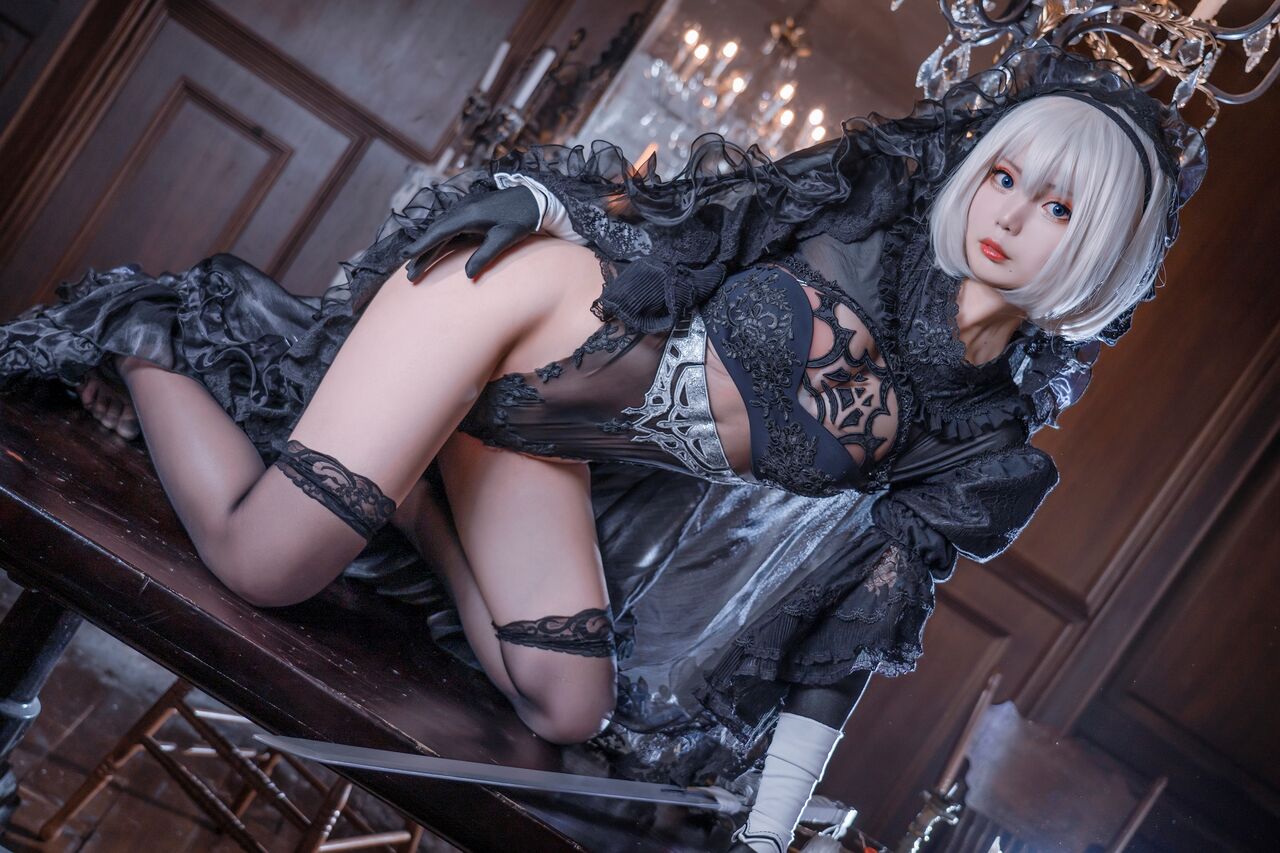 Косплей 2B в чёрном и белом свадебном платье из NieR: Automata от Yuki Neko