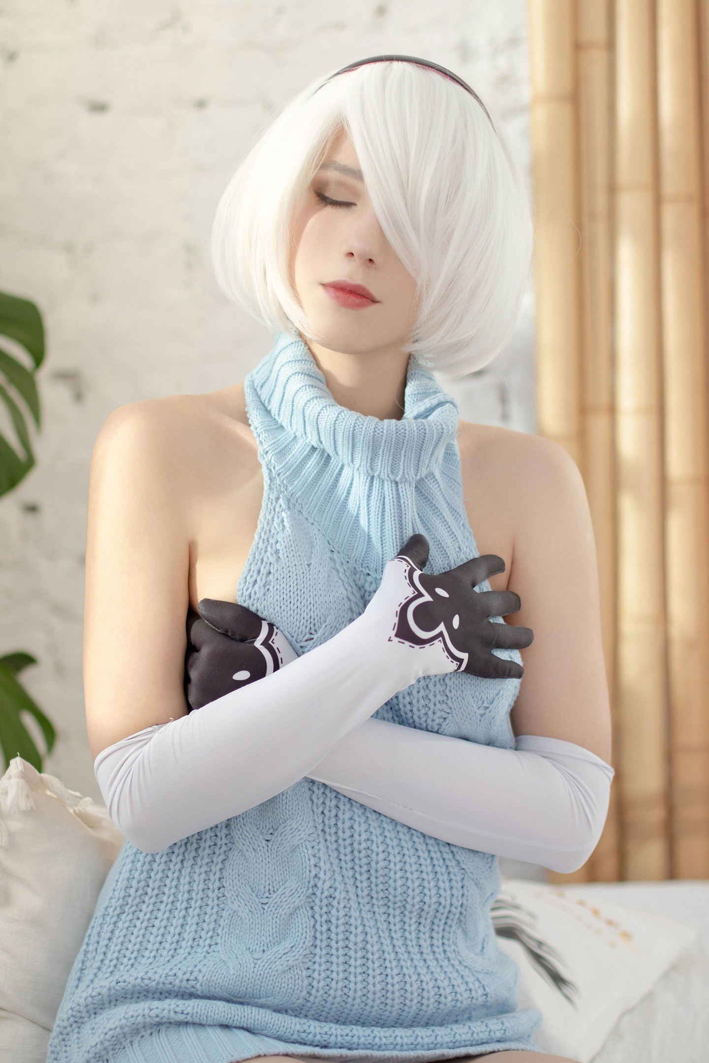 Косплей 2B в голубой кофточке из NieR: Automata от Takeomeow