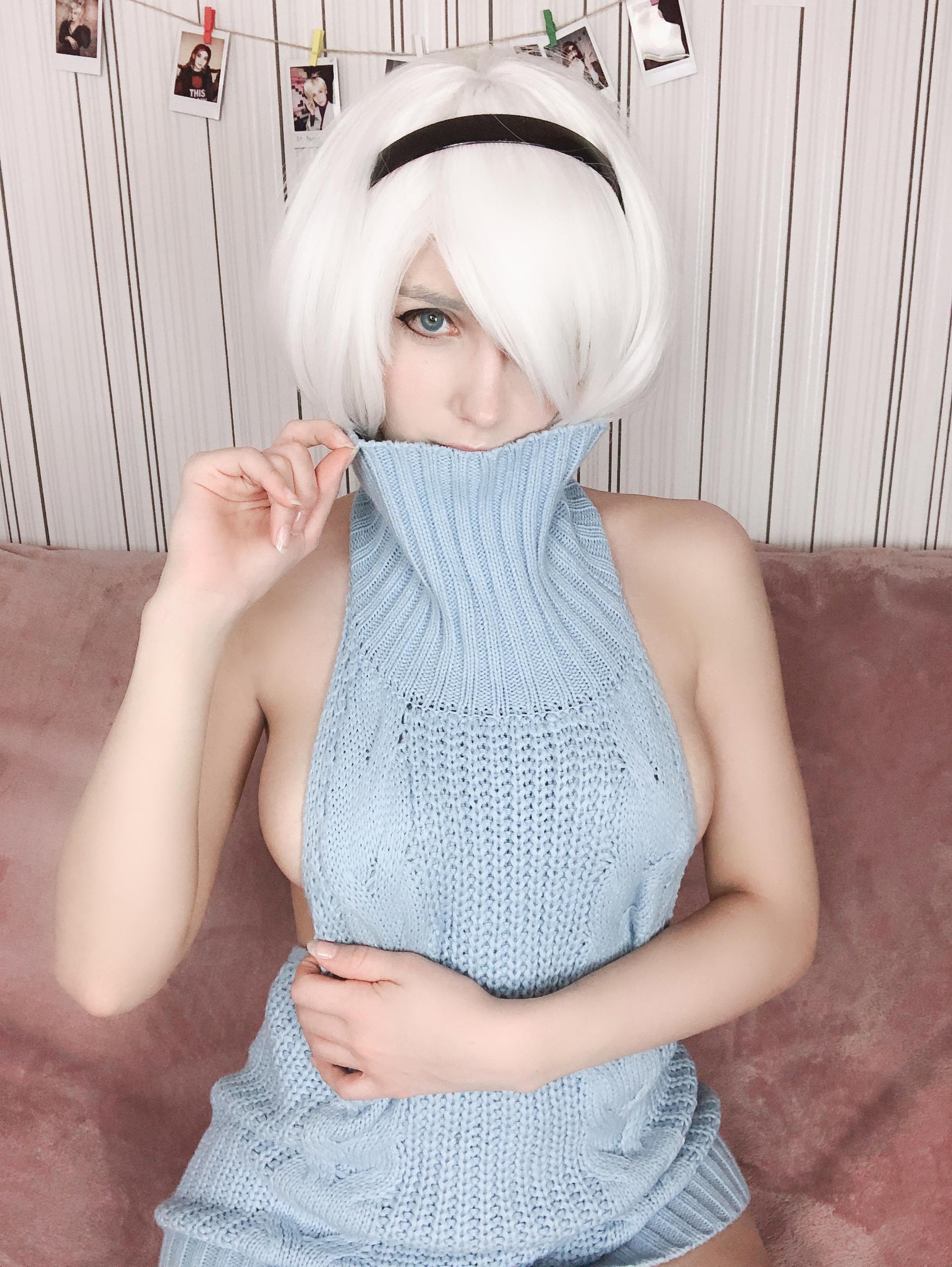 Косплей 2B в голубой кофточке из NieR: Automata от Takeomeow