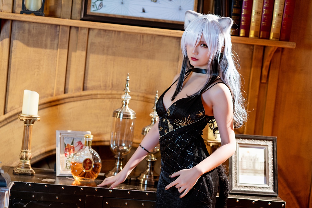 Косплей Schwarz в чёрном платье из игры Arknights от Hoshilily