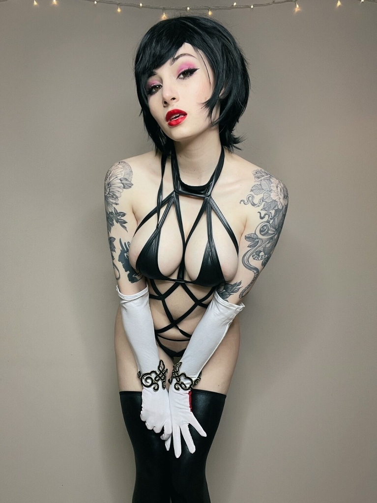 Косплей ведьмы Bayonetta в белье из собственно игр серии Bayonetta от Kayla Erin