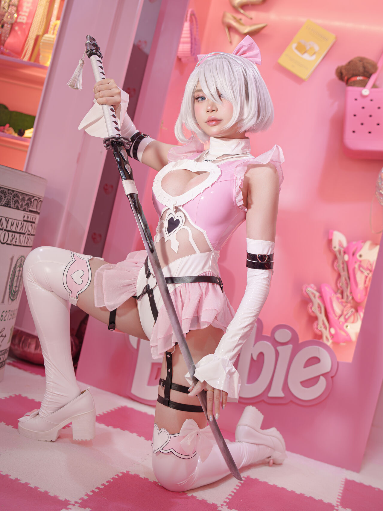 Косплей 2B в розовом латексном костюме из NieR: Automata от ZinieQ