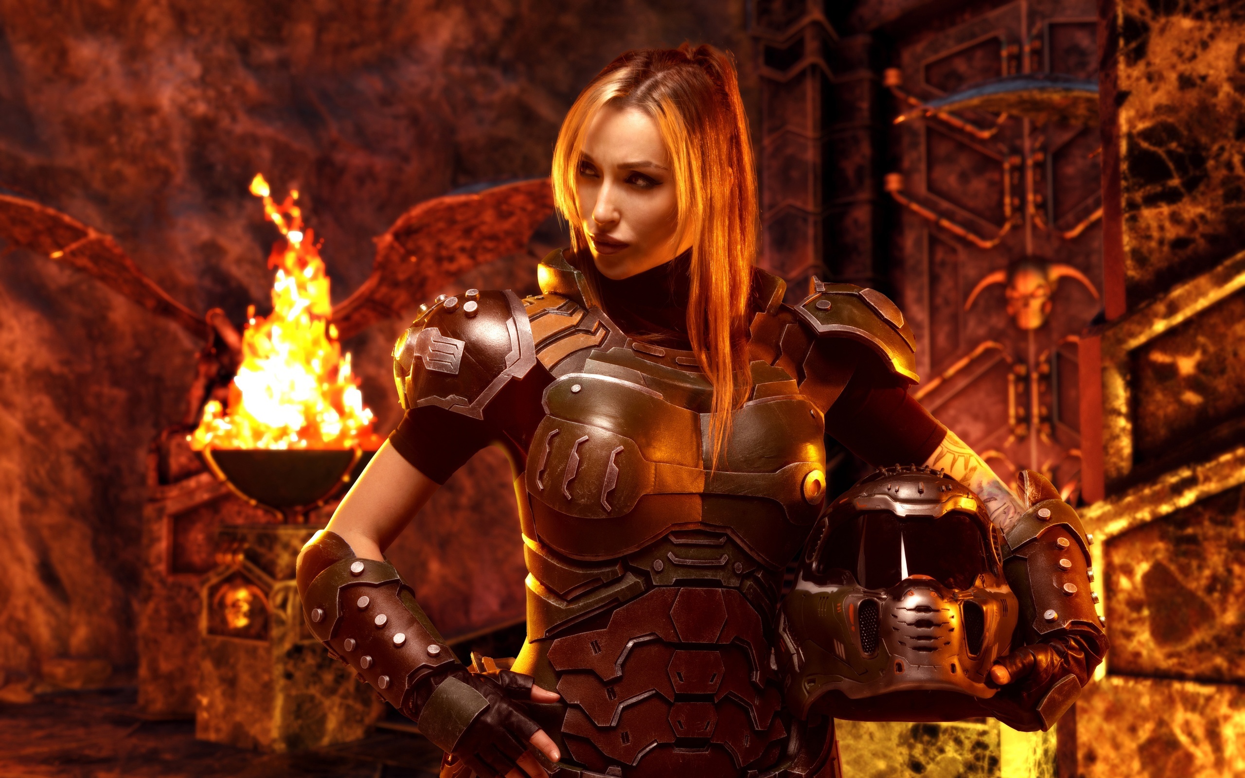 Косплей фем версии Doom Slayer из игр серии DOOM от Lera Himera