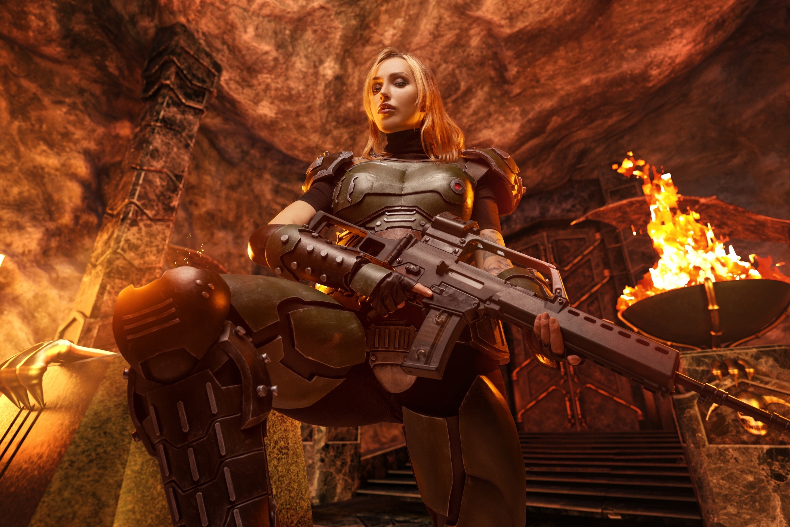 Косплей фем версии Doom Slayer из игр серии DOOM от Lera Himera