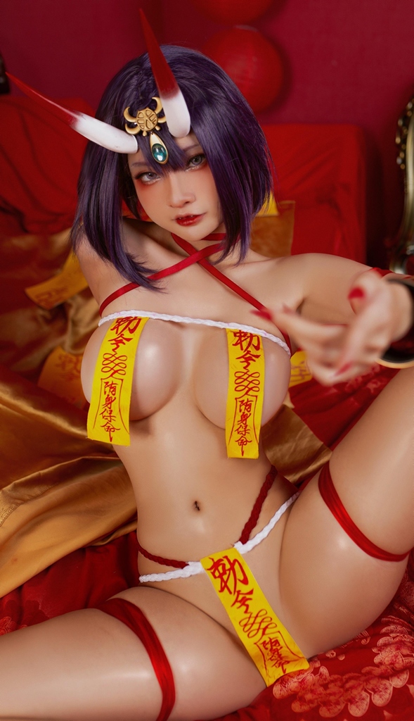 Косплей Shuten-Douji одетой лишь в веревочки из Fate/Grand Order от Azami