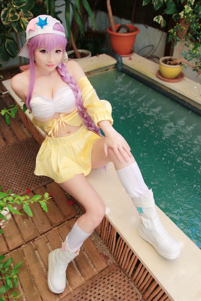Косплей воздушного гуманоидного оружия BB в летнем наряде из Fate/Grand Order от Hidori Rose