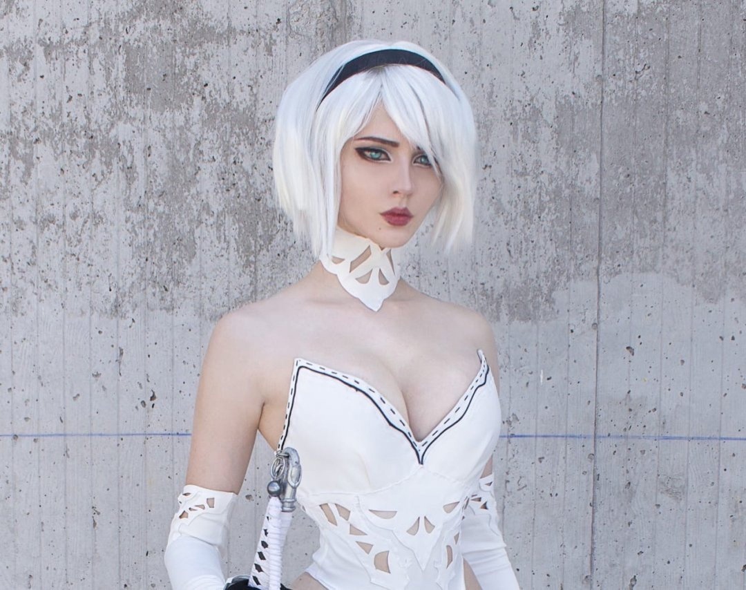 Косплей 2B в белом боди из NieR: Automata от Xenon