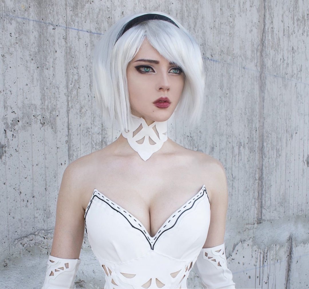Косплей 2B в белом боди из NieR: Automata от Xenon