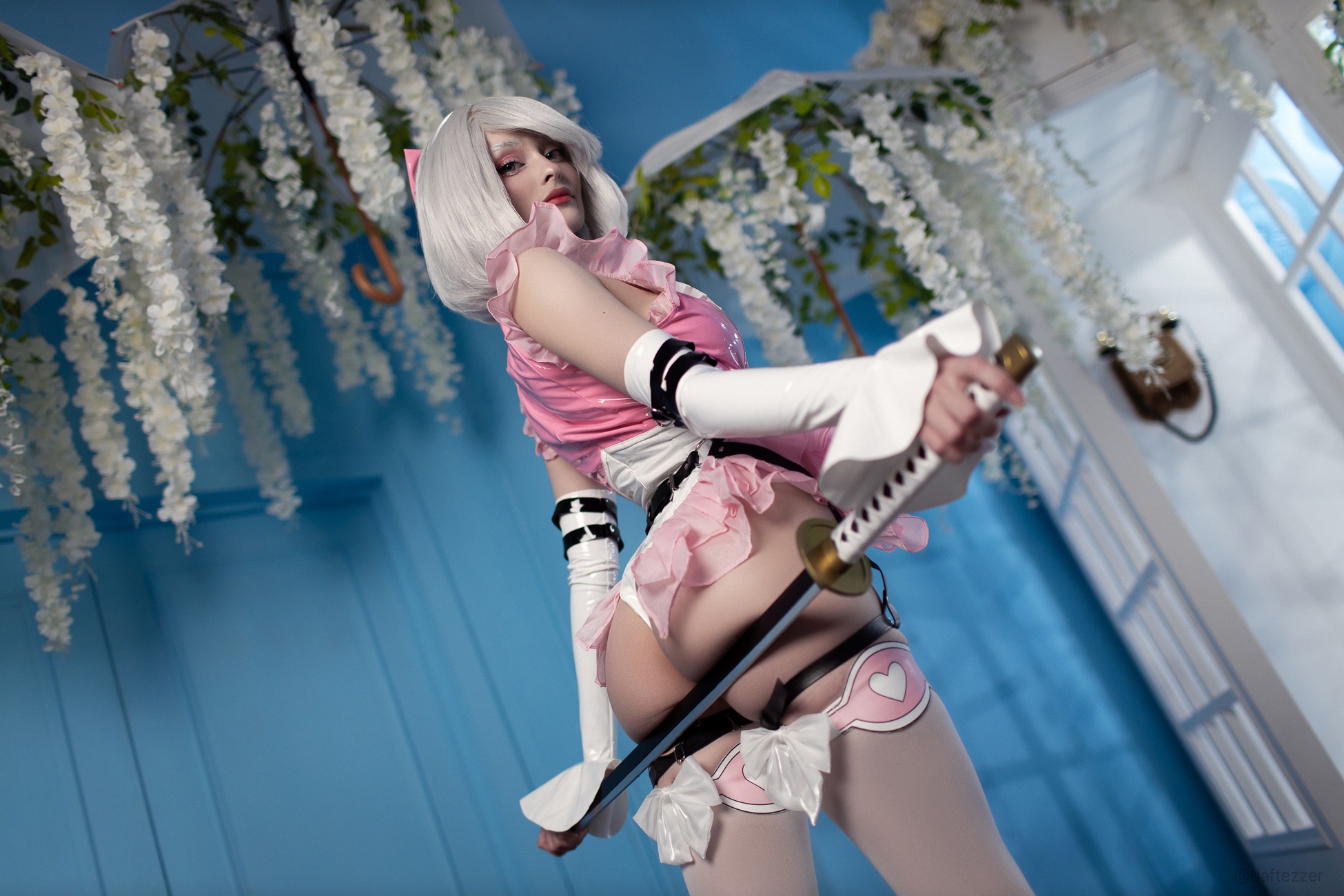 Косплей 2B в розовом латексе из NieR: Automata от Cosniks