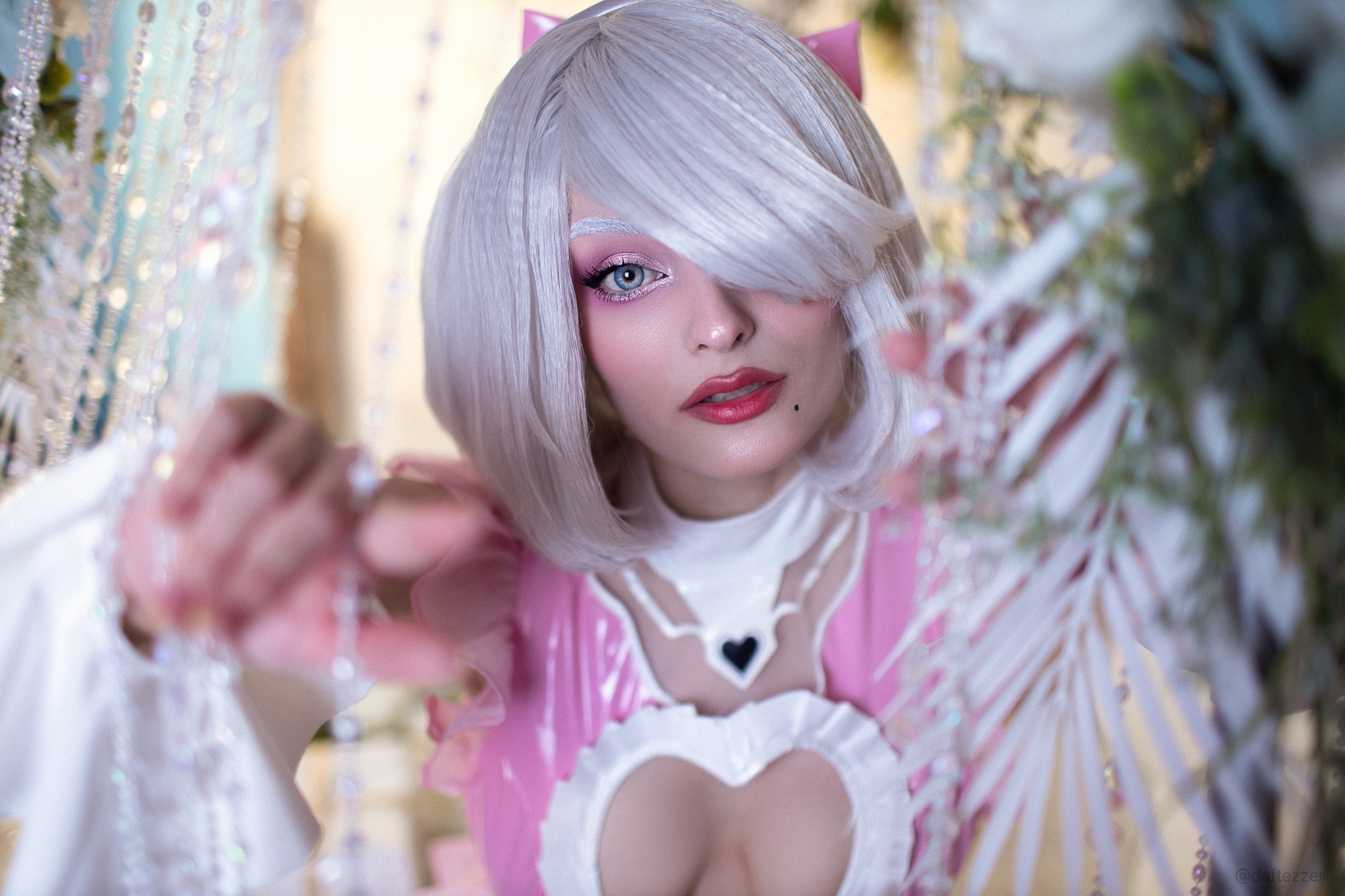 Косплей 2B в розовом латексе из NieR: Automata от Cosniks
