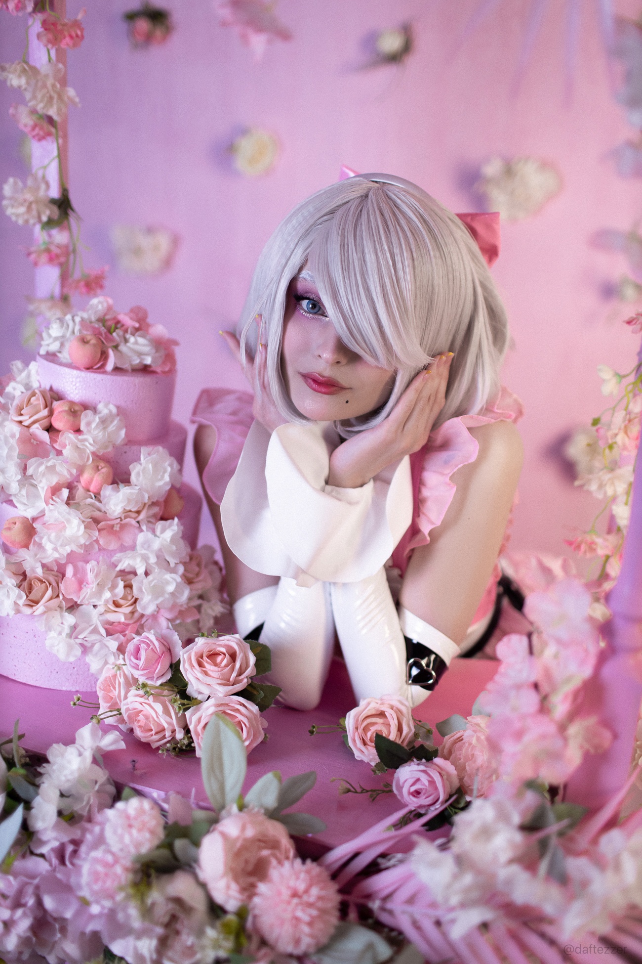 Косплей 2B в розовом латексе из NieR: Automata от Cosniks