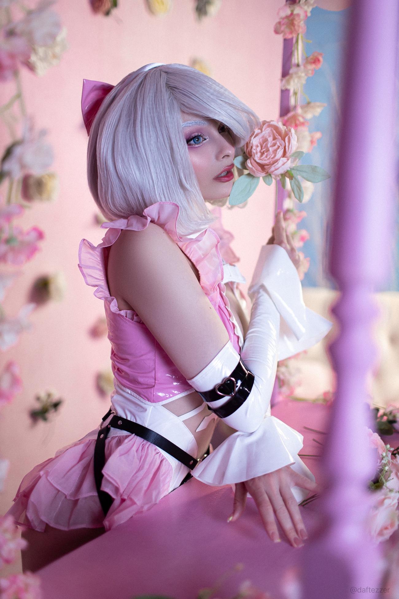 Косплей 2B в розовом латексе из NieR: Automata от Cosniks