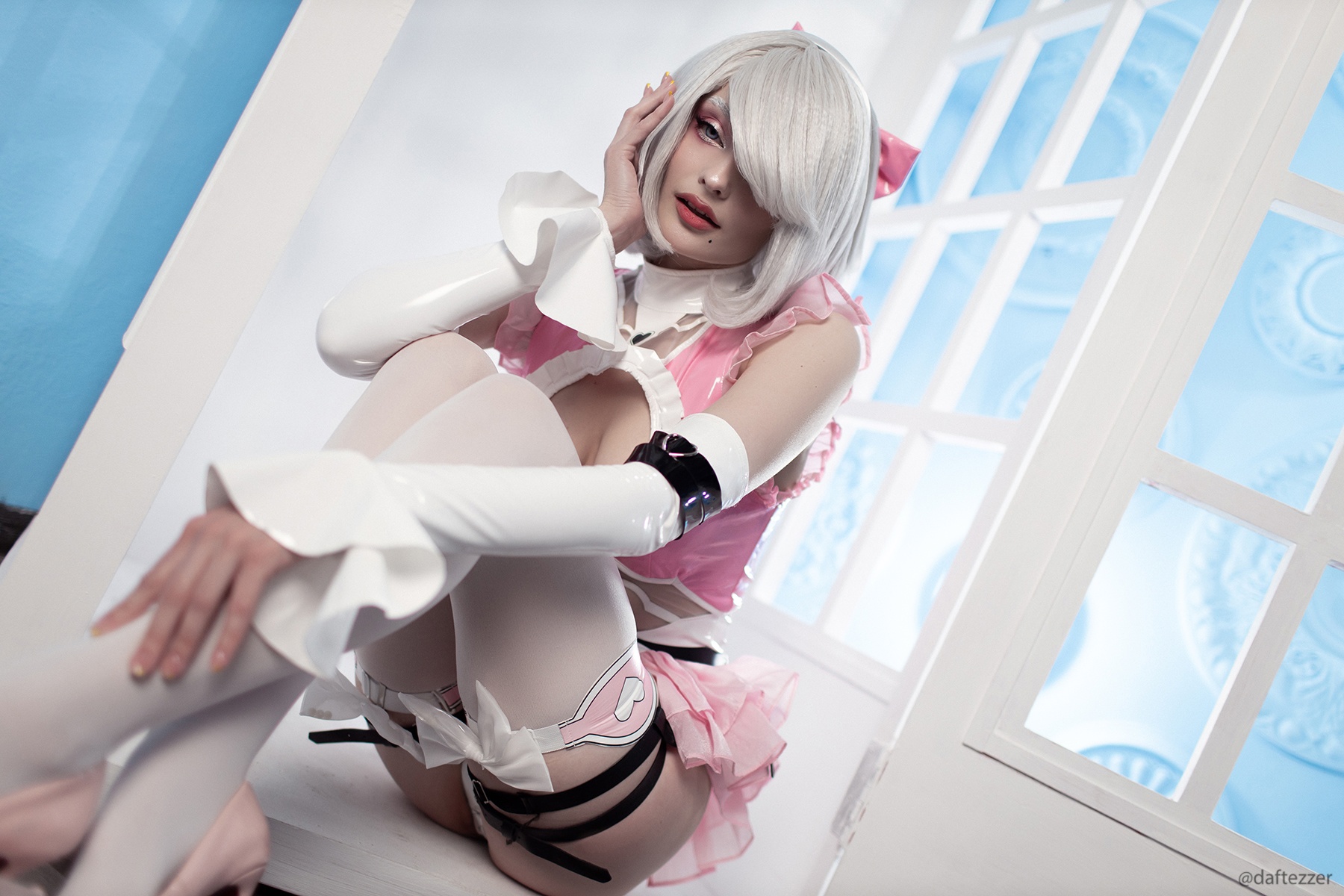Косплей 2B в розовом латексе из NieR: Automata от Cosniks