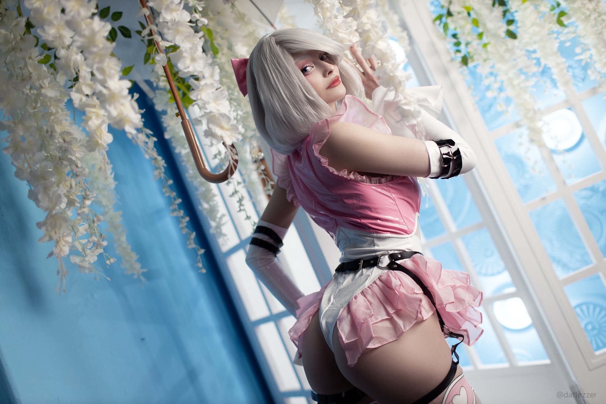Косплей 2B в розовом латексе из NieR: Automata от Cosniks