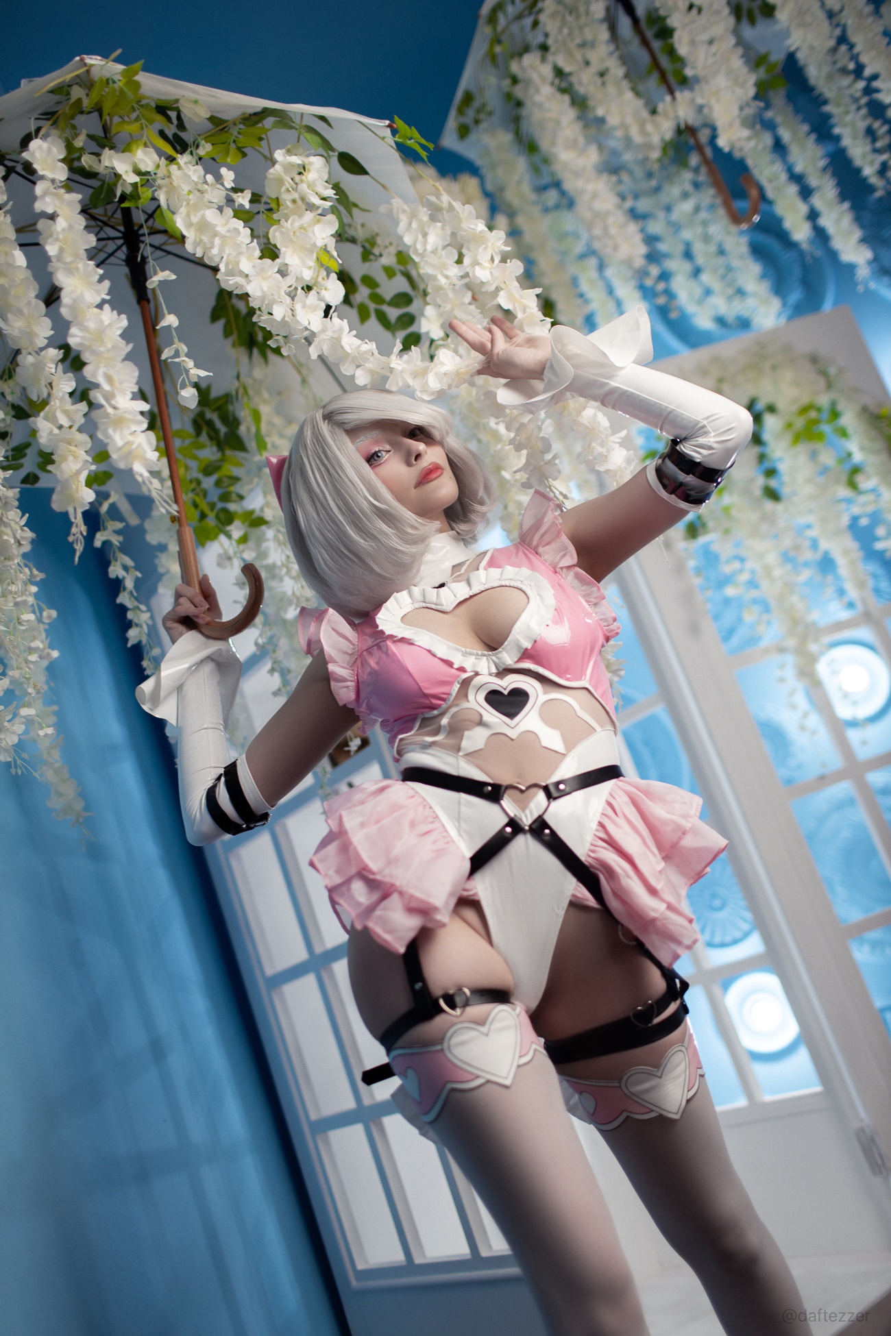 Косплей 2B в розовом латексе из NieR: Automata от Cosniks