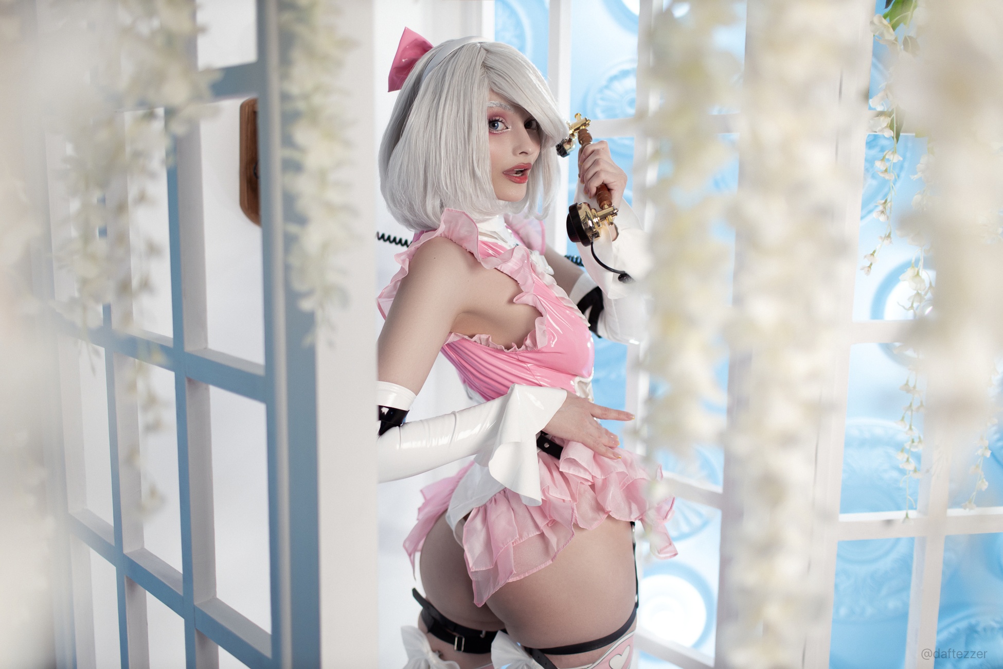 Косплей 2B в розовом латексе из NieR: Automata от Cosniks