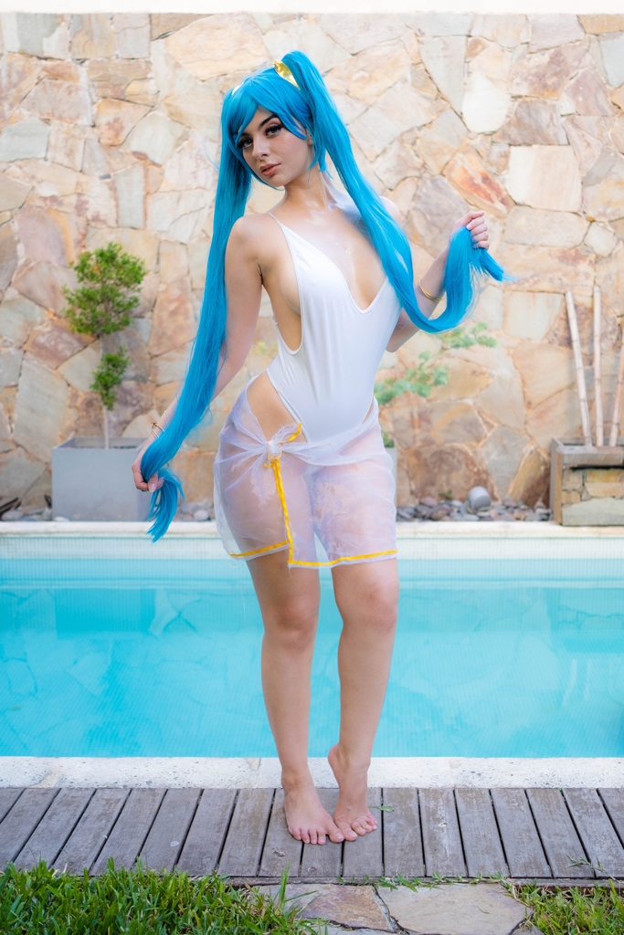 Косплей Sona в купальнике у бассейна из League of Legends от Valentina Kryp