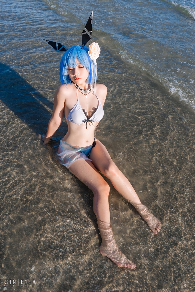 Косплей линкора Gascogne в купальнике из Azur Lane от Messie Huang