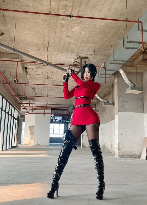 Косплей двуличной Ada Wong из Resident Evil от Umeko J