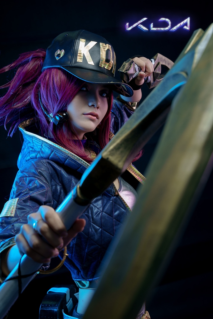 Косплей ведущей вокалистки K/DA Akali из League of Legends от Azami