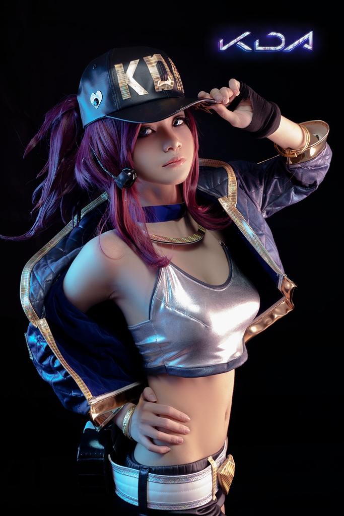 Косплей ведущей вокалистки K/DA Akali из League of Legends от Azami