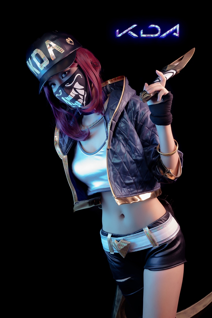 Косплей ведущей вокалистки K/DA Akali из League of Legends от Azami