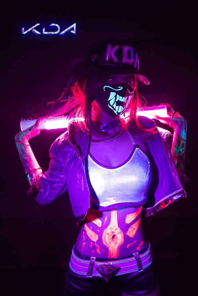 Косплей ведущей вокалистки K/DA Akali из League of Legends от Azami