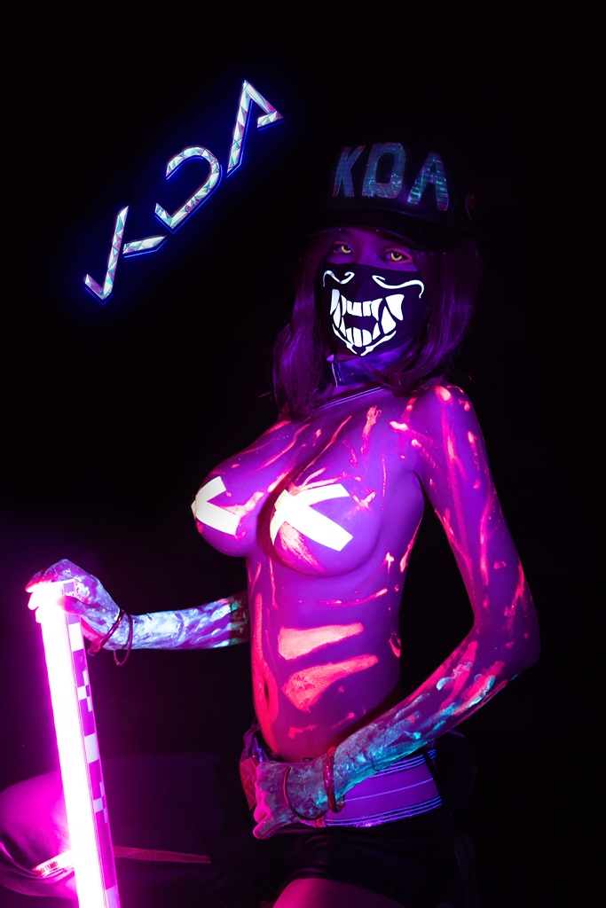 Косплей ведущей вокалистки K/DA Akali из League of Legends от Azami