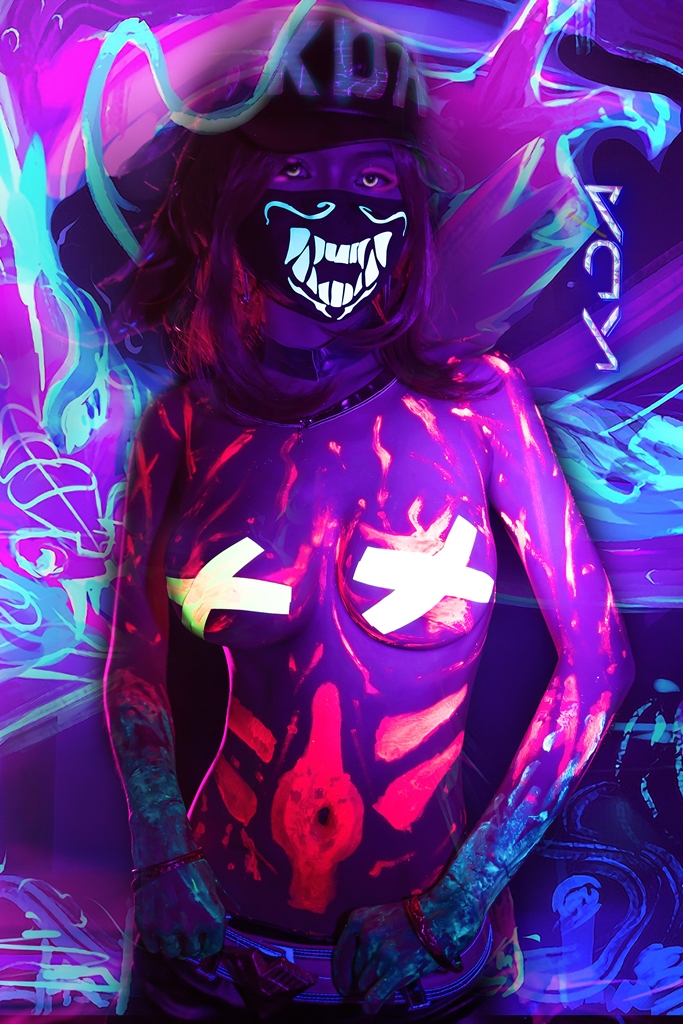 Косплей ведущей вокалистки K/DA Akali из League of Legends от Azami