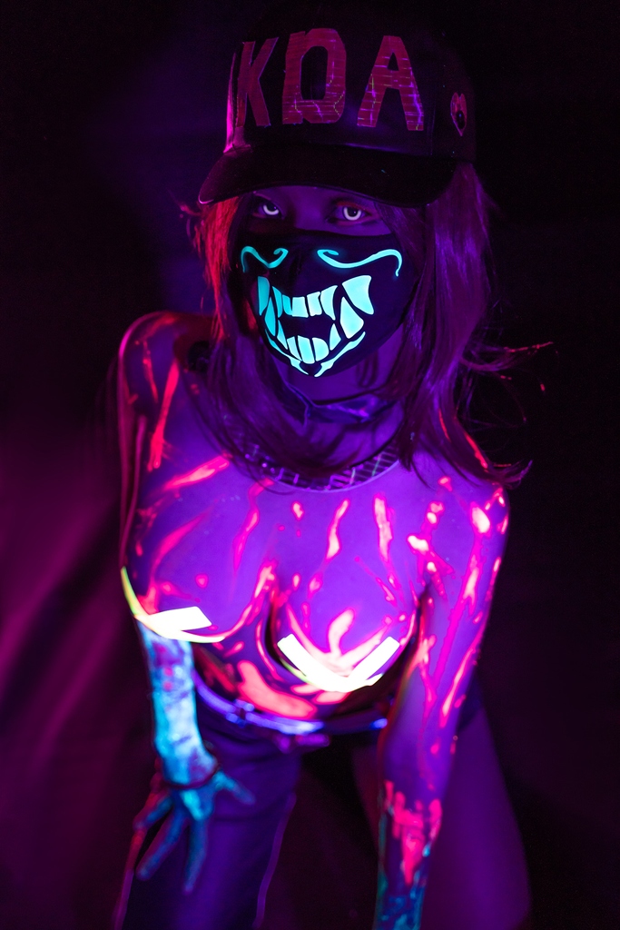 Косплей ведущей вокалистки K/DA Akali из League of Legends от Azami
