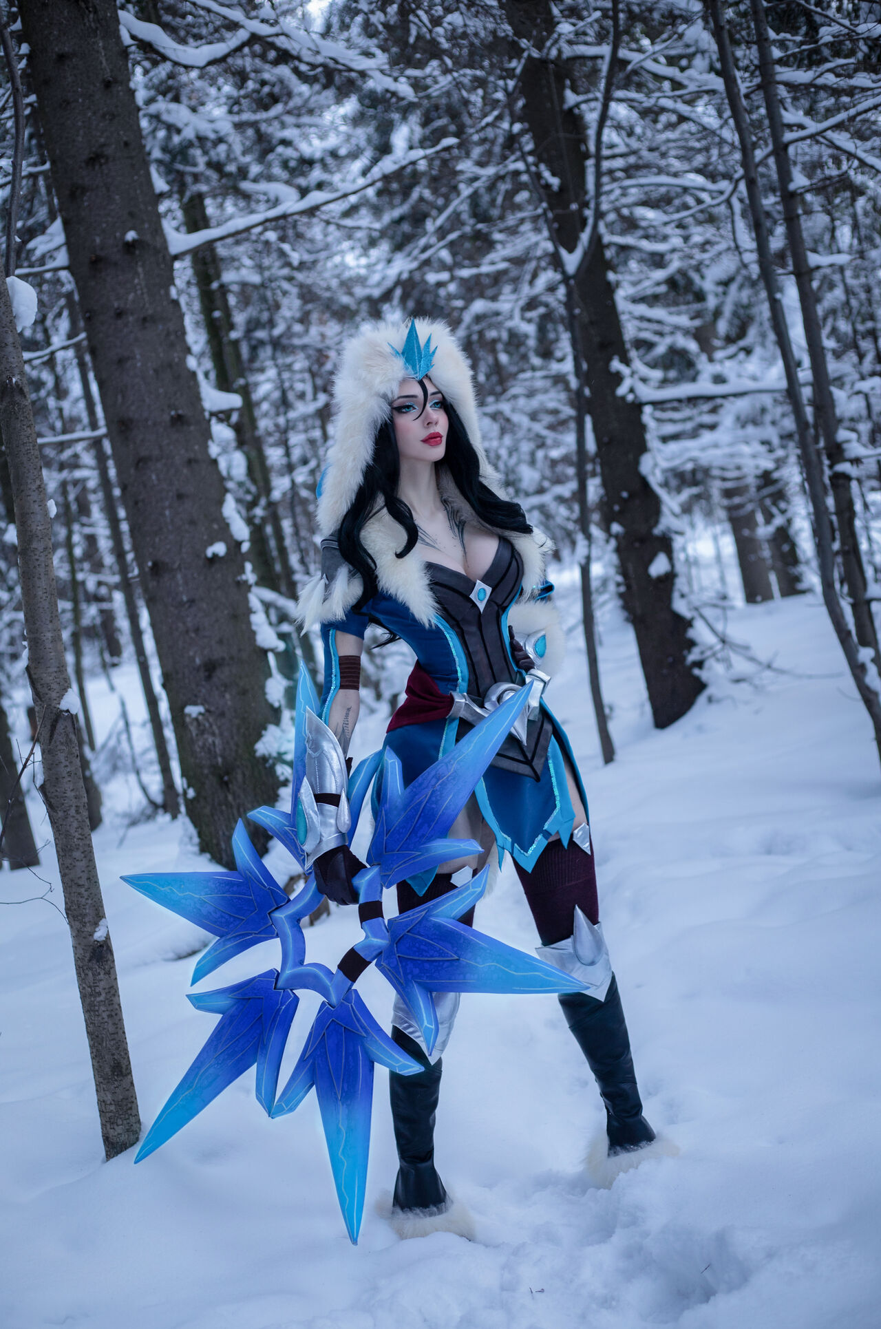 Косплей меркантильной Sivir в скине Snowstorm из League of Legends от Xenon