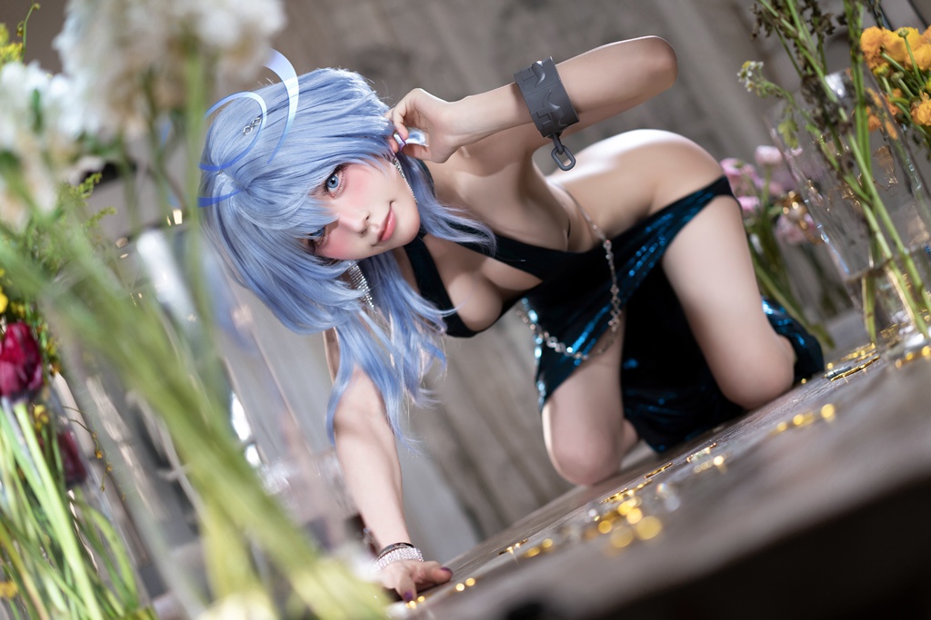 Косплей владеющей пистолетом Amau Ako из Blue Archive от Aqua
