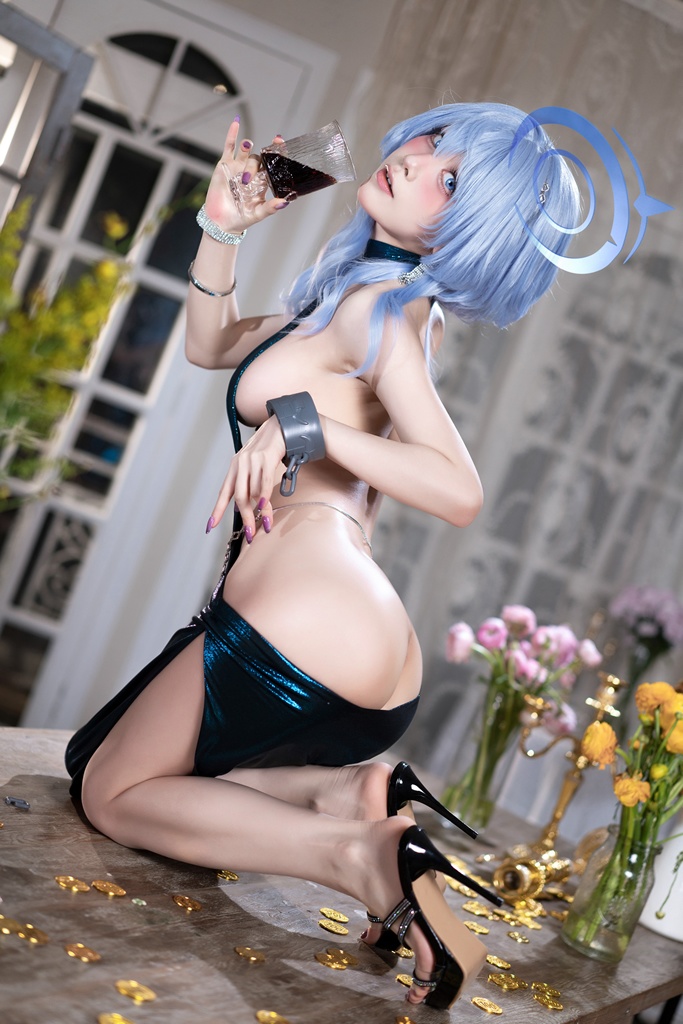 Косплей владеющей пистолетом Amau Ako из Blue Archive от Aqua