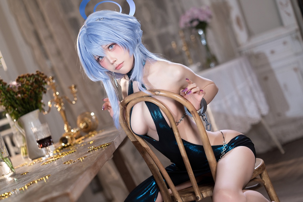 Косплей владеющей пистолетом Amau Ako из Blue Archive от Aqua