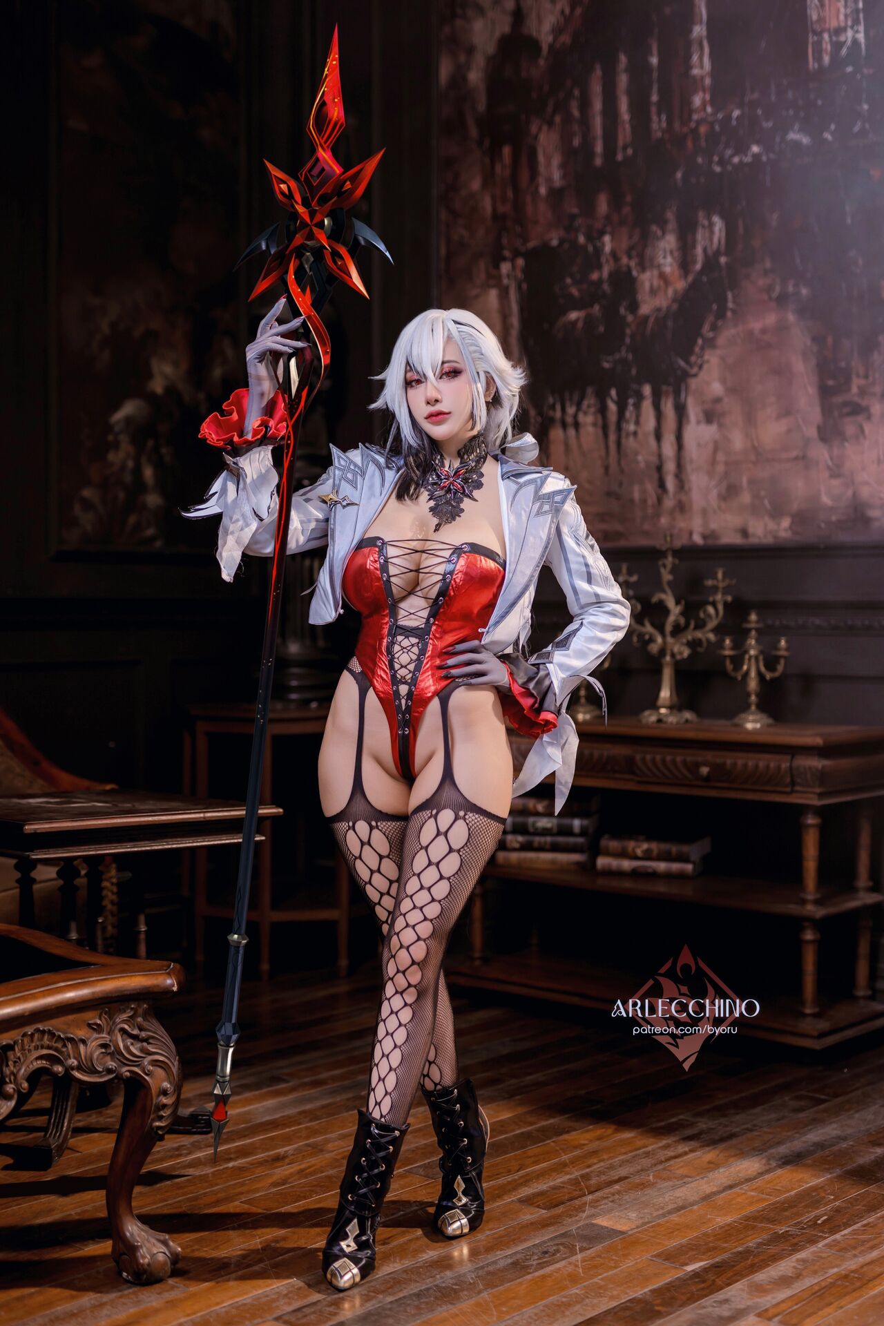 Косплей Arlecchino так же известной как The Knave из Genshin Impact от Byoru