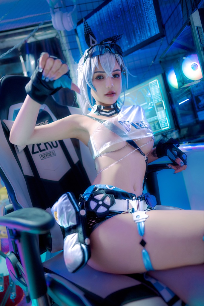Косплей гениальной хакерши Silver Wolf из Honkai: Star Rail от Joyce Lin2x
