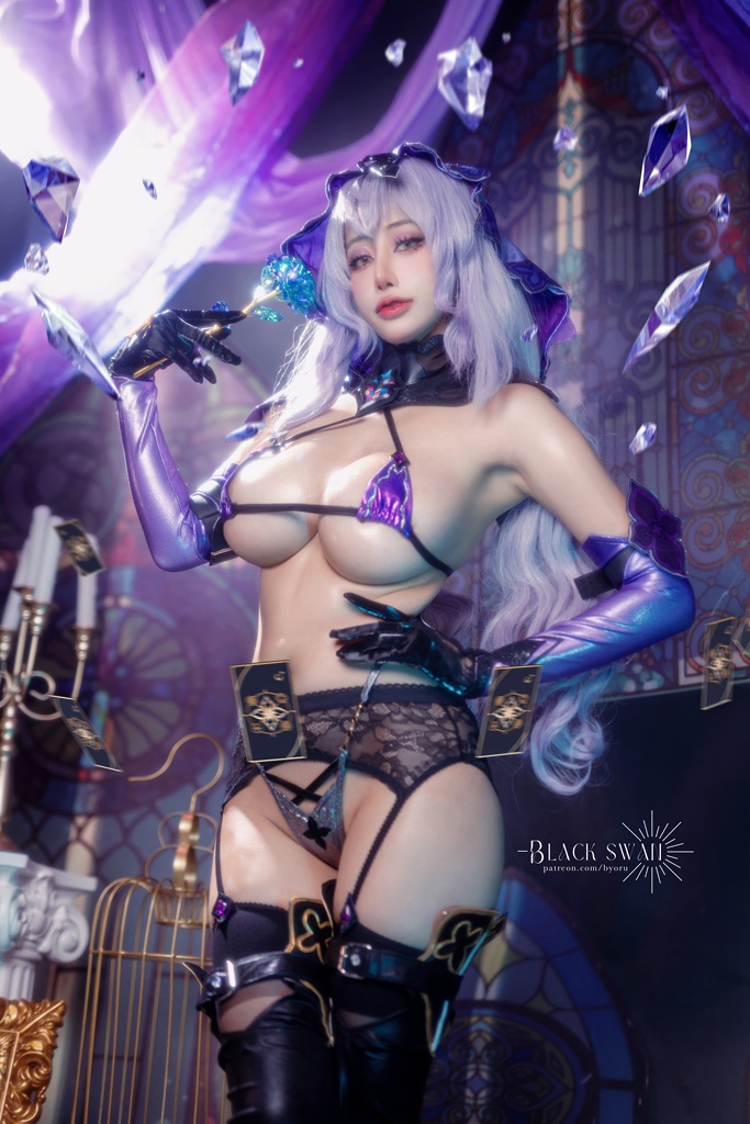 Косплей таинственной и элегантной Black Swan из Honkai: Star Rail от Byoru