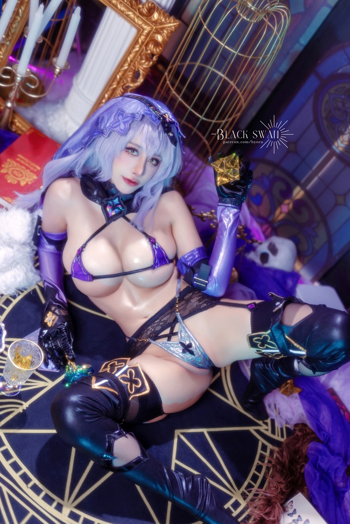 Косплей таинственной и элегантной Black Swan из Honkai: Star Rail от Byoru