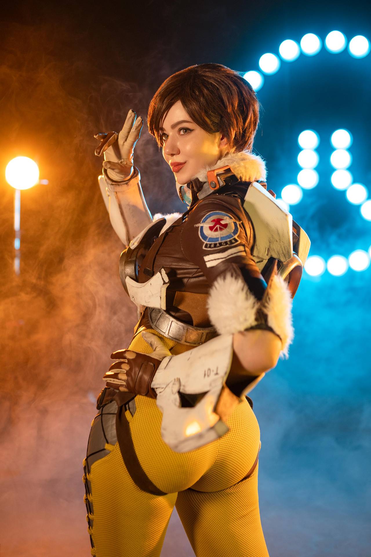 Косплей Lena Oxton более известной как Tracer из дилогии Overwatch от Alina Becker