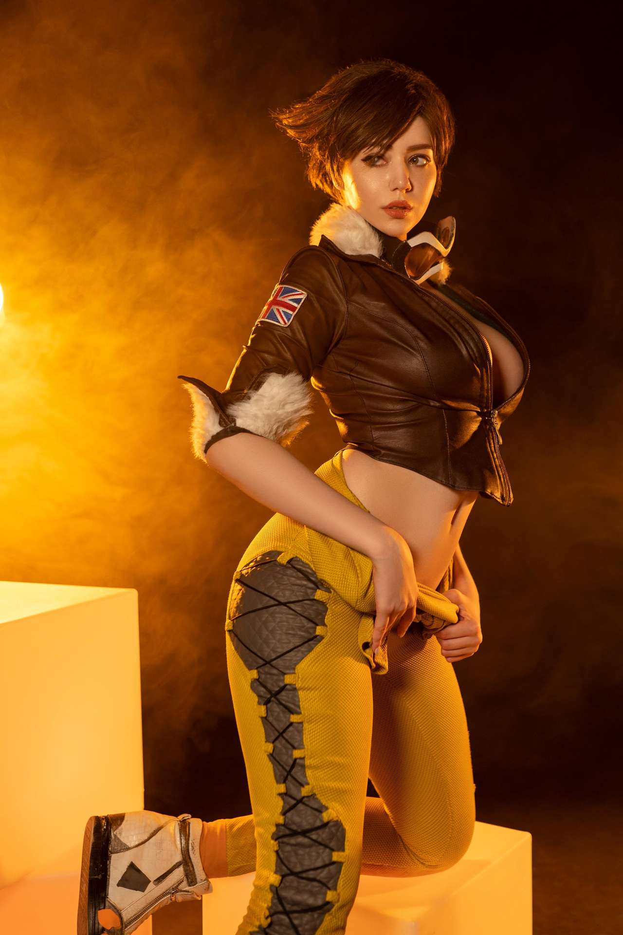 Косплей Lena Oxton более известной как Tracer из дилогии Overwatch от Alina Becker